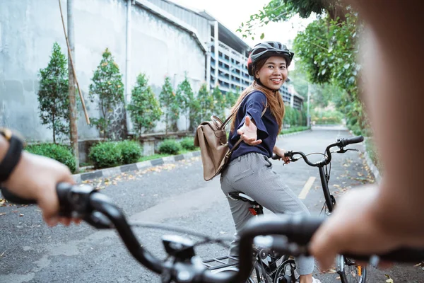 Jovem está pronto para ir em sua bicicleta dobrável e dar uma mão para seus amigos — Fotografia de Stock