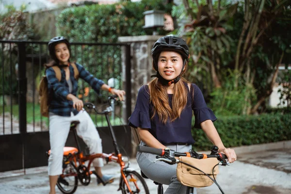 Dos niñas están listas para ir a la escuela en bicicleta plegable —  Fotos de Stock