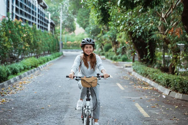 Asiático jovem mulher vai vestindo um capacete para andar de bicicleta dobrável — Fotografia de Stock