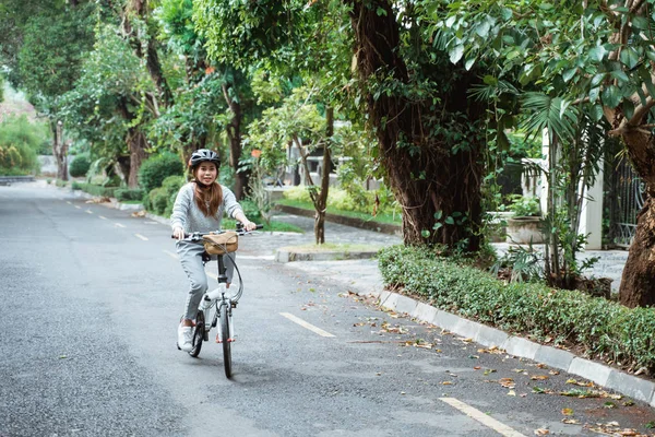 Młode kobiety jeżdżące na składanych rowerach po drodze — Zdjęcie stockowe