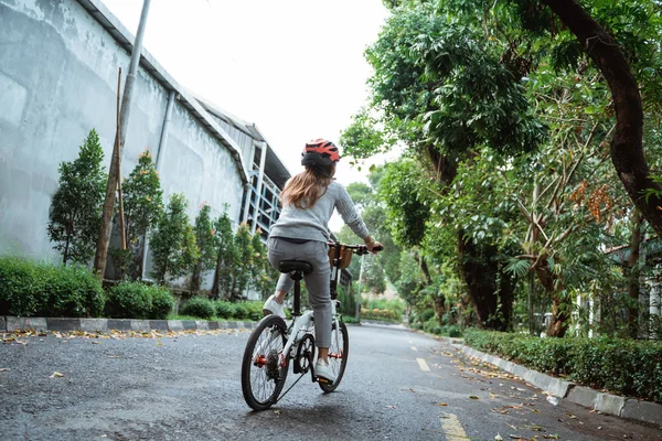Asiática joven mujer va usando un casco a montar en bicicleta plegable — Foto de Stock