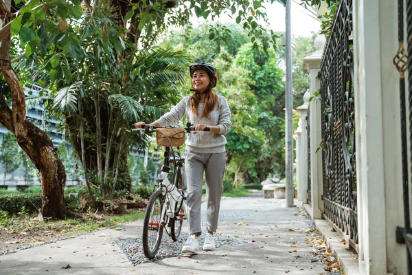 Belles jeunes femmes marchent sur des vélos pliants — Photo