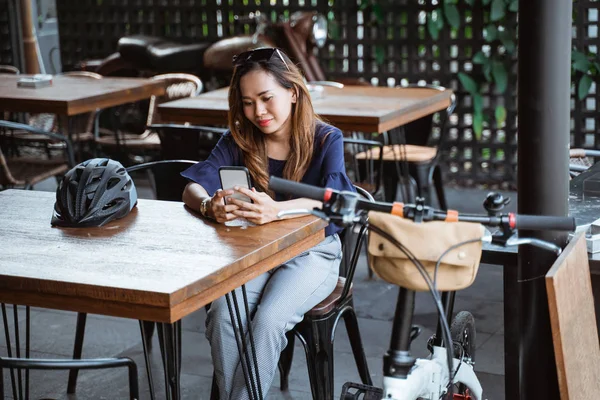 Divertirse mujer asiática usando smartphone cuando un descanso en la cafetería — Foto de Stock