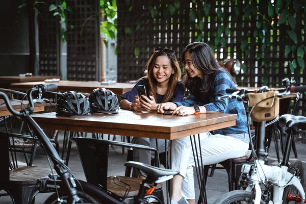 Having fun asian woman enjoying chatting and using smartphone when a break at cafe — 图库照片