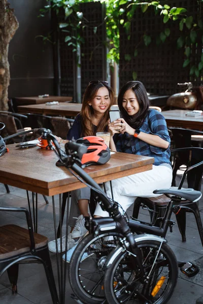 Divertirse mujer asiática disfrutando de chat y el uso de teléfono inteligente cuando un descanso en la cafetería — Foto de Stock