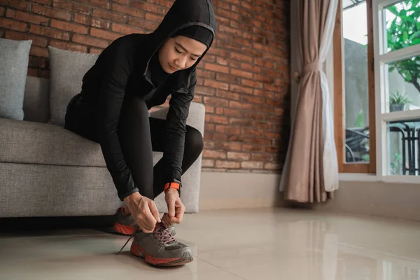 Jóvenes mujeres musulmanas asiáticas usan hiyabs deportivos y fijan cordones en la puerta —  Fotos de Stock