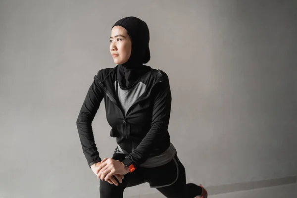 ムスリム若いです女性を身に着けていますhijabスポーツウェアストレッチ — ストック写真