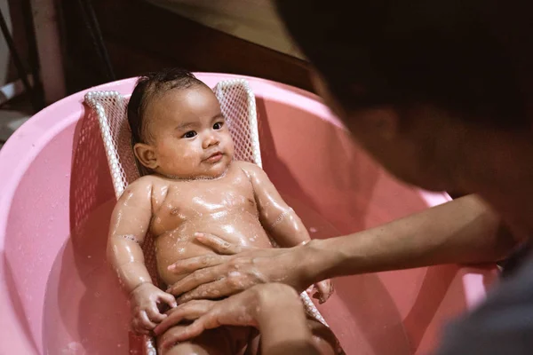 Asian young mother bathing her baby daugh — Stock Photo, Image