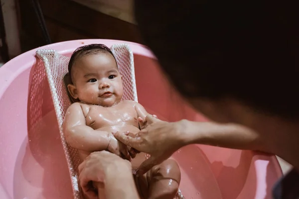 在婴儿浴池中洗澡的小宝宝 — 图库照片