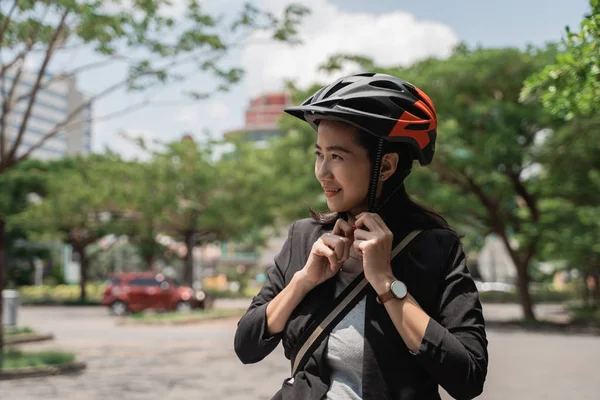 Asiático joven mujer usando casco bicicleta para seguridad — Foto de Stock