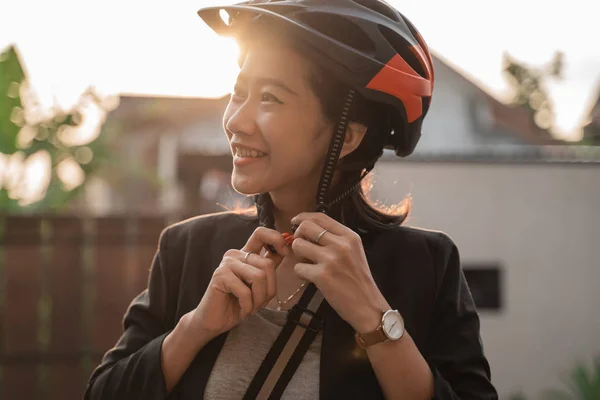 Jovens trabalhadores do sexo feminino usando capacete de bicicleta para a segurança não só acessórios — Fotografia de Stock