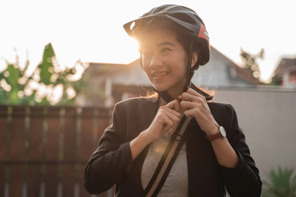 アジアの若い女性は安全のためにヘルメット自転車を着て — ストック写真