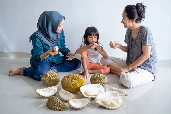 Wanita dengan anak-anak makan buah durian — Stok Foto