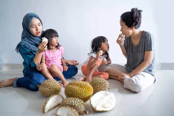 Rodina jíst durian — Stock fotografie