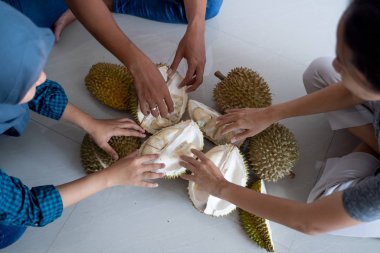 İnsanlar Durian için savaşır.