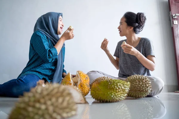 Muslim teman makan buah durian — Stok Foto