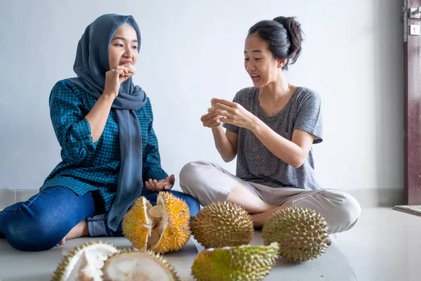 Moslim vriend eet durian fruit — Stockfoto