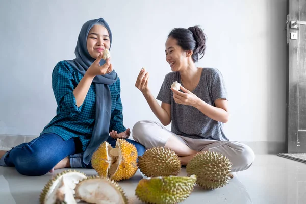 Wanita menikmati makan buah durian — Stok Foto