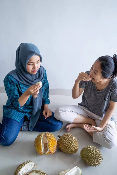 Muslim teman makan buah durian — Stok Foto