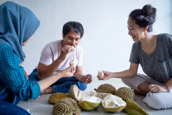 Orang asia makan durian — Stok Foto