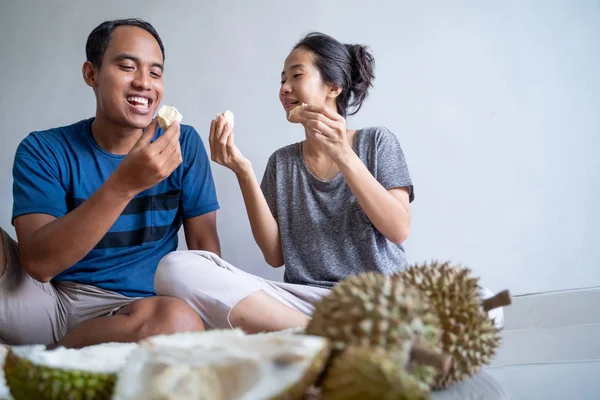Ázsiai emberek eszik durian — Stock Fotó