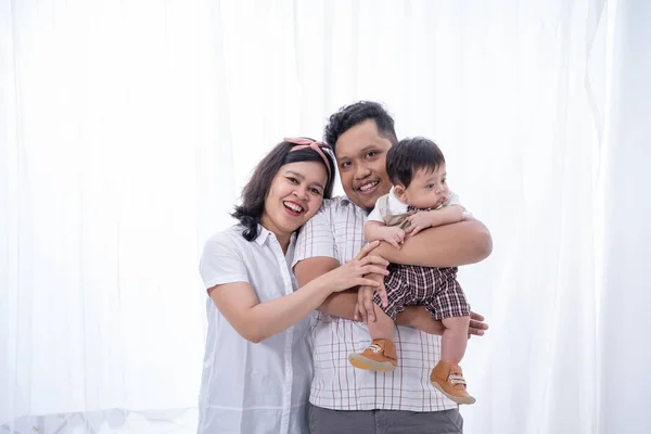 Азіатська молода сім'я з маленьким сином — стокове фото