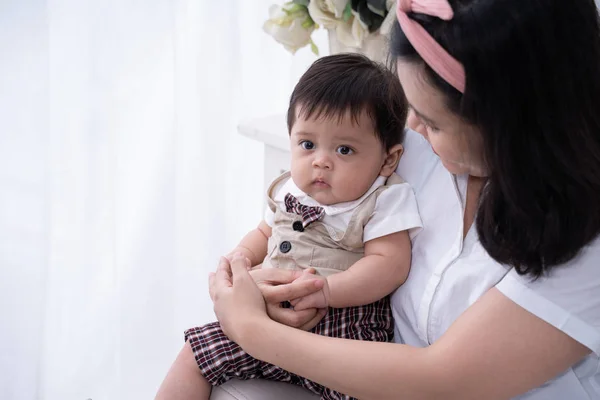 Baby jongen zit op zijn moeders schoot — Stockfoto