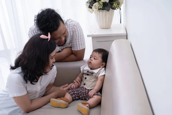 Saamhorigheid van aziatische familie met weinig zoon wanneer genieten van de tijd — Stockfoto