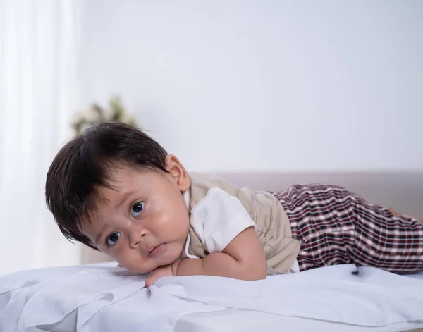 Asiático bebé chico acostado en su estómago — Foto de Stock