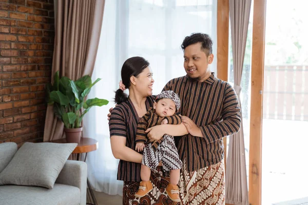 身穿爪哇蜡染和小儿子的印度尼西亚家庭 — 图库照片