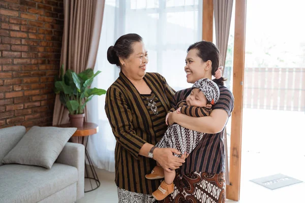 Feliz abuela y madre al llevar a dormir pequeño hijo —  Fotos de Stock