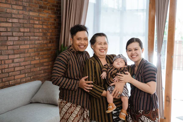 Having fun of asian happy family wearing javanese batik heritage — 스톡 사진