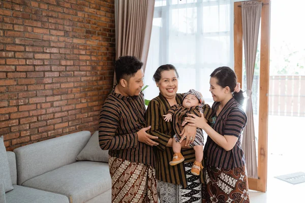 Retrato de asiático feliz familia usando javanese batik herencia — Foto de Stock