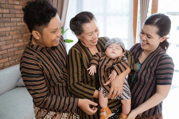 Retrato de asiático feliz familia usando javanese batik herencia —  Fotos de Stock