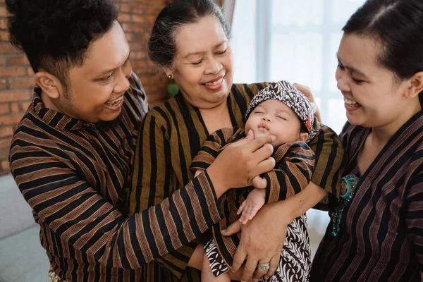 Baví asijské šťastný rodina nosí javanese batik dědictví — Stock fotografie