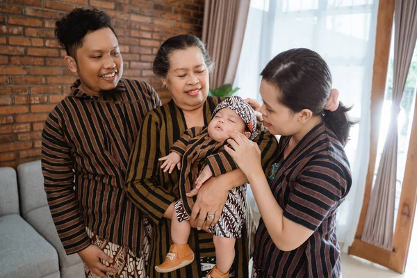 Porträt einer glücklichen asiatischen Familie mit javanischem Batikerbe — Stockfoto