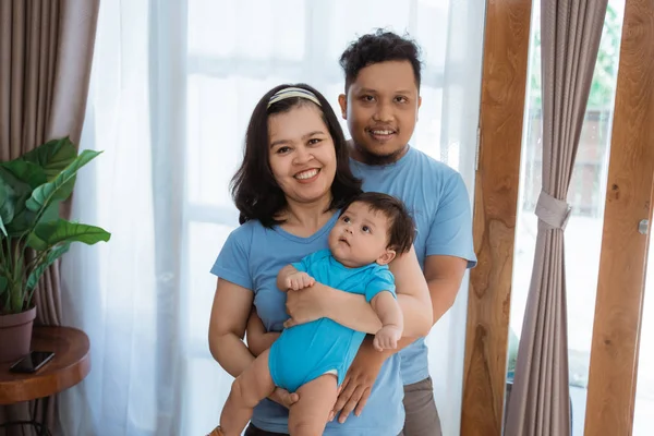 Asiático jovem família com bebê menino vestindo roupas azuis — Fotografia de Stock