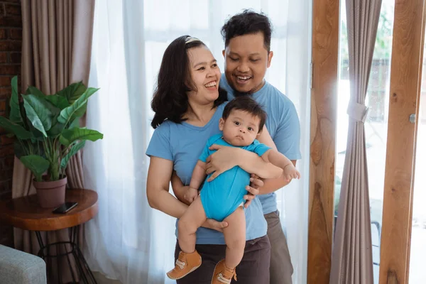 Porträt einer glücklichen asiatischen Familie mit kleinem Sohn — Stockfoto