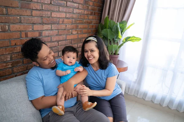 Feliz padre madre y lindo niño sentado juntos relajarse y bromeando —  Fotos de Stock