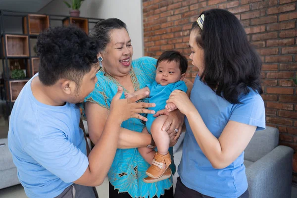 Las familias asiáticas se están divirtiendo bromeando con un lindo bebé —  Fotos de Stock