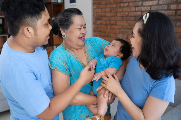 Nenek dan cucu ayah bercanda bersama — Stok Foto