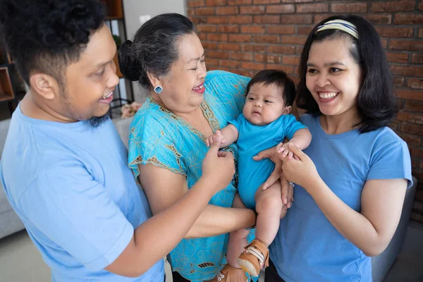 Las familias asiáticas se están divirtiendo bromeando con un lindo bebé —  Fotos de Stock