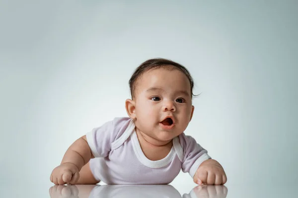 Bambino è sul suo sviluppo dello stomaco — Foto Stock