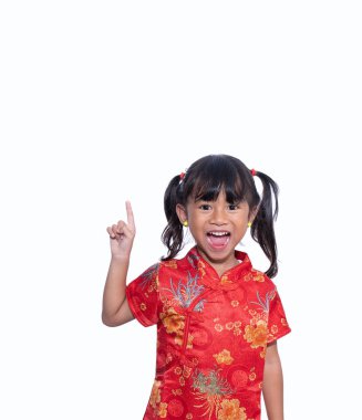 Çin elbisesi giyen beyaz arka planda bir kız.