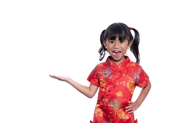 Menina em vestido tradicional chinês apresentando — Fotografia de Stock