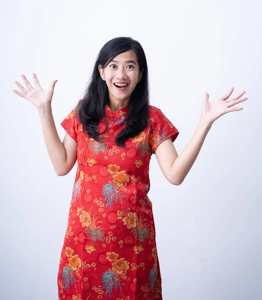 Donna sorpresa indossando abito rosso cinese — Foto Stock