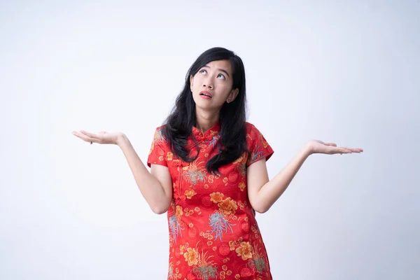 Kinesisk kvinna tittar upp presentera — Stockfoto