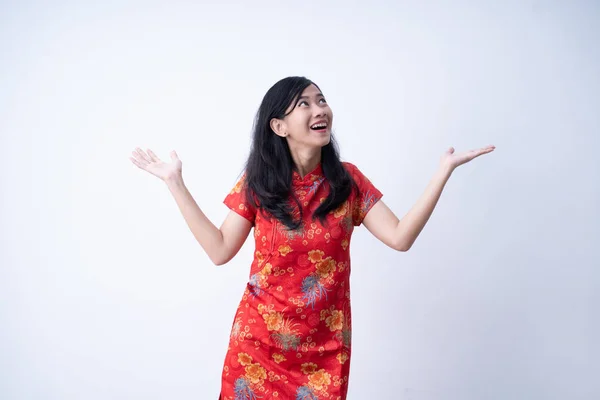 Chinees vrouw op zoek omhoog presenteren — Stockfoto