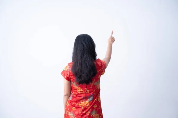 Menina apontando no fundo branco vestindo vestido chinês — Fotografia de Stock