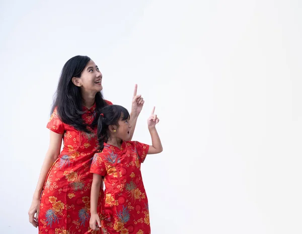 Menina apontando no fundo branco vestindo vestido chinês — Fotografia de Stock